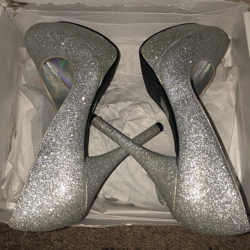 HEELS - Picture 4 of 5